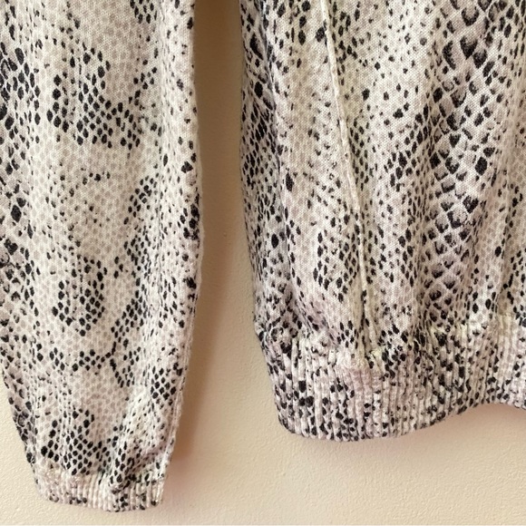 ATM cashmere blend snakeskin print V neck sweater size small - Picture 8 of 11